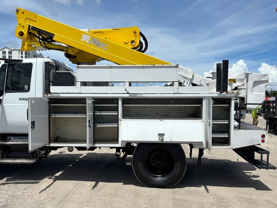 2012 International 4300M7 Altec 40' Bucket Truck Aerial Boom 6.4L V8 - Image 11